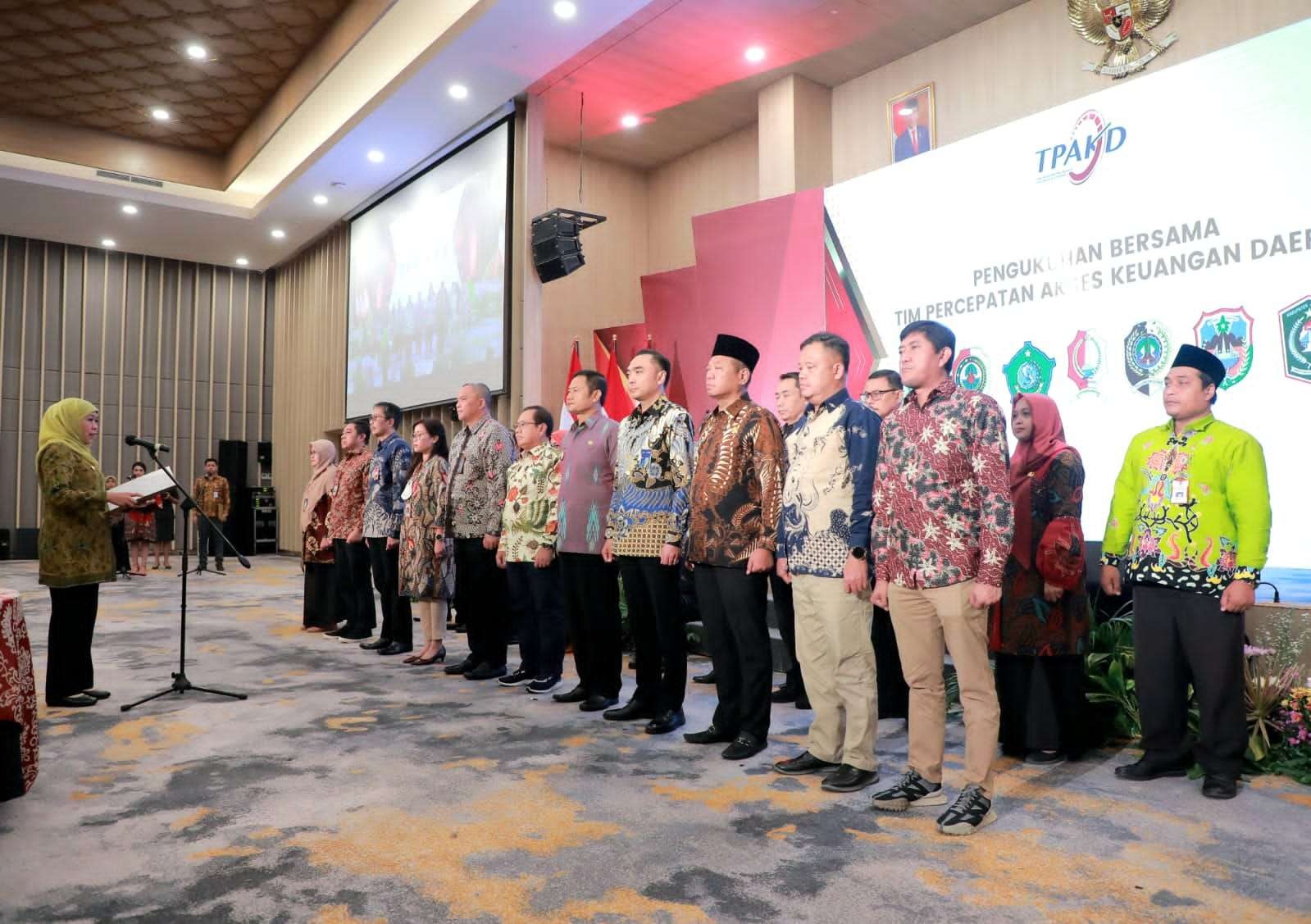 Gubernur Jatim, Khofifah Indar Parawansa saat mengukuhkan tujuh TPAKD di Gedung Kanreg IV OJK, Surabaya, Kamis 15 Desember 2022. (Foto: Humas Prov Jatim)