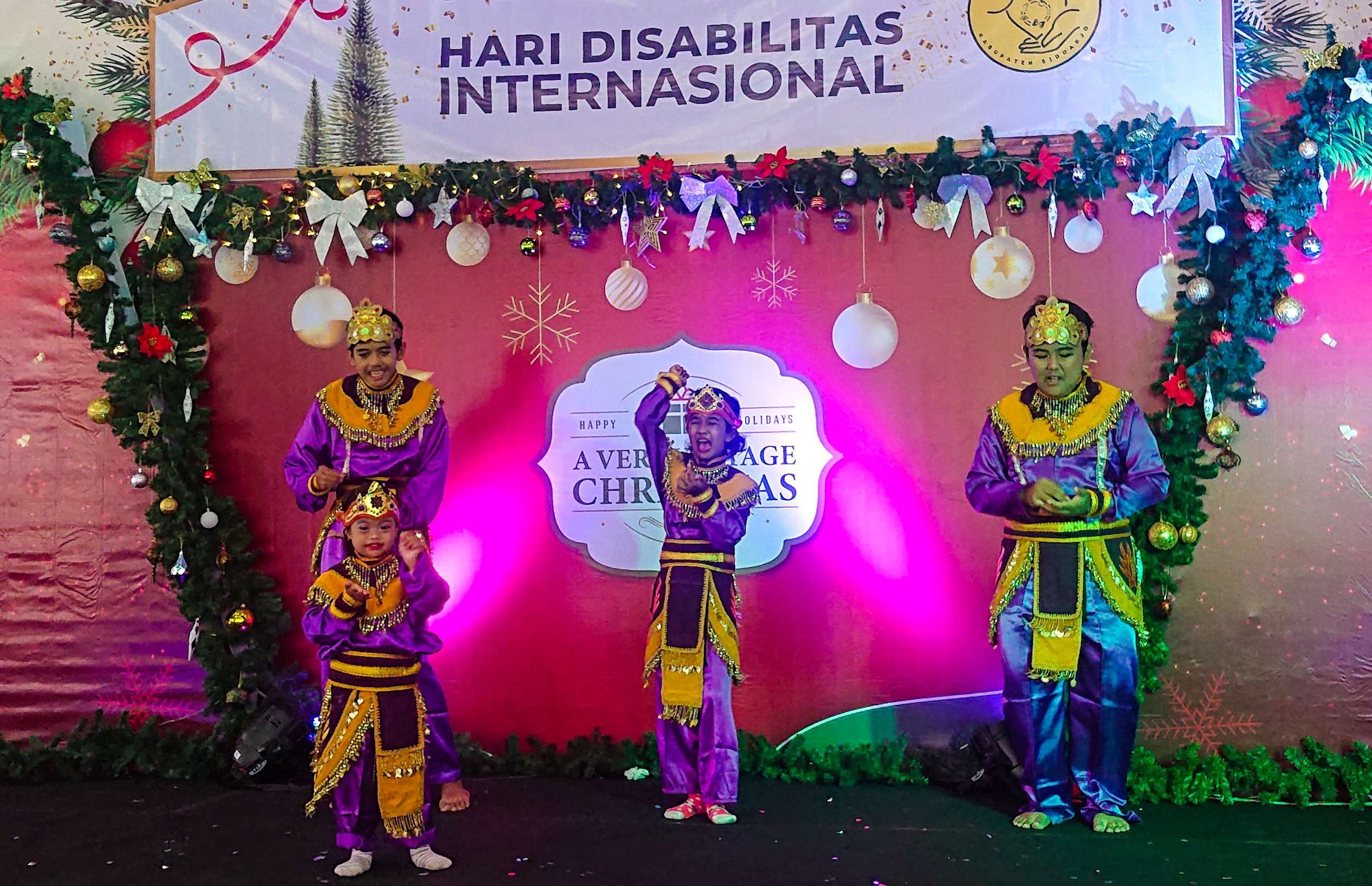 Anak-anak disabilitas saat tunjuk kemampuan menari (foto : Aini/Ngopibareng.id)