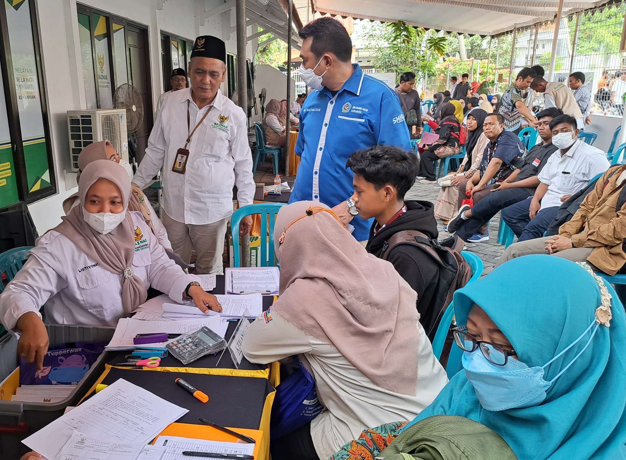 Pengambilan bantuan biaya pelunasan SPP dari Baznas Surabaya. (Foto: Pita Sari/Ngopibareng.id)