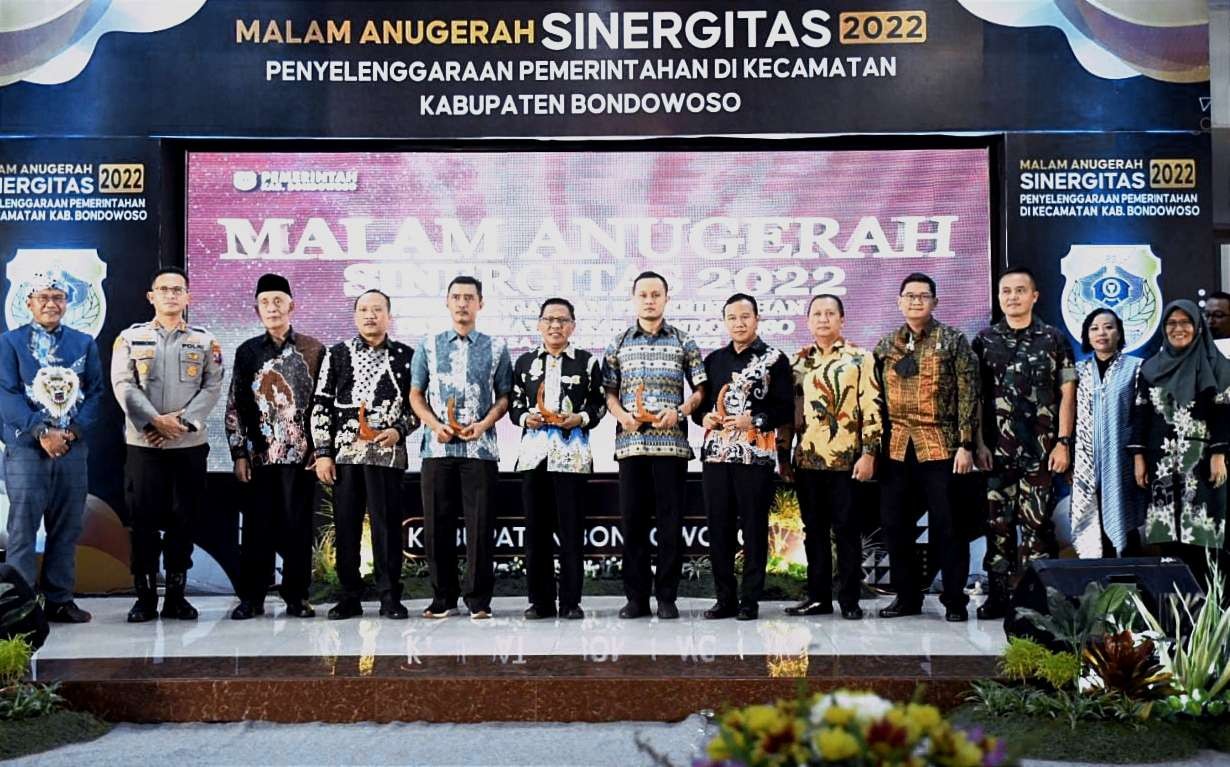 Lima camat penerima penghargaan kecamatan terbaik pelayanan pemerintahan 2022 dalam Malam Anugerah Sinergitas Bondowoso 2022. (Foto: Guido Saphan/Ngopibareng.id)