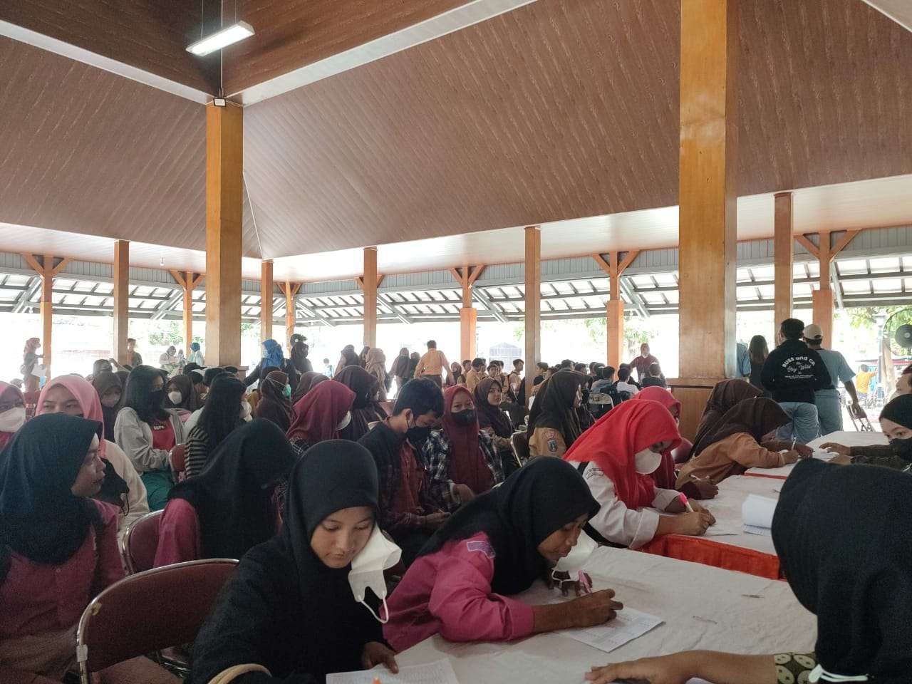 Para pelajar SMA/SMK sederajat di Surabaya mendapatkan beasiswa Pemuda Tangguh. (Foto: Pita Sari/Ngopibareng.id)