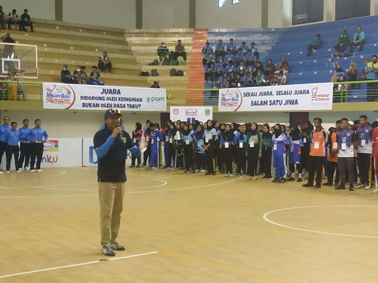 Bupati Pasuruan, Irsyad Yusuf, saat membuka Indomaret Poinku Volley Ball Tournament 2022 di GOR Sasana Krida Anoraga, Kabupaten Pasuruan, Jawa Timur, Jumat 16 Desember 2022. (Foto: Istimewa)