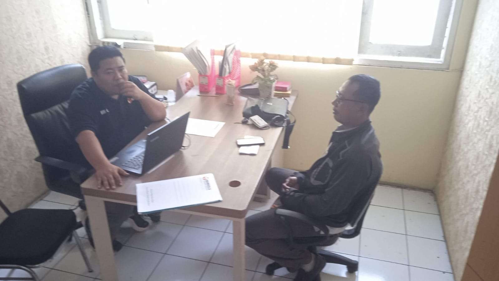 Divisi Penanganan Pelanggaran dan Data Informasi Bawaslu Lamongan  Moh. Nadim sedang memintai keterangan pelapor kasus PPK Kecamatan Kalitengah (Foto: Imron Rosidi/Ngopbareng.id)