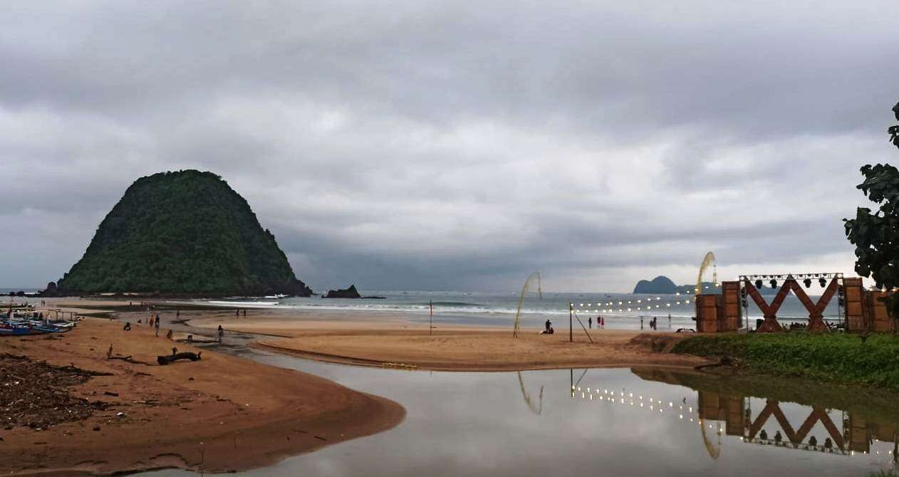 Pulau Merah, salah satu destinasi wisata yang menjadi andalan Banyuwangi (foto: Muh Hujaini/Ngopibareng.id)