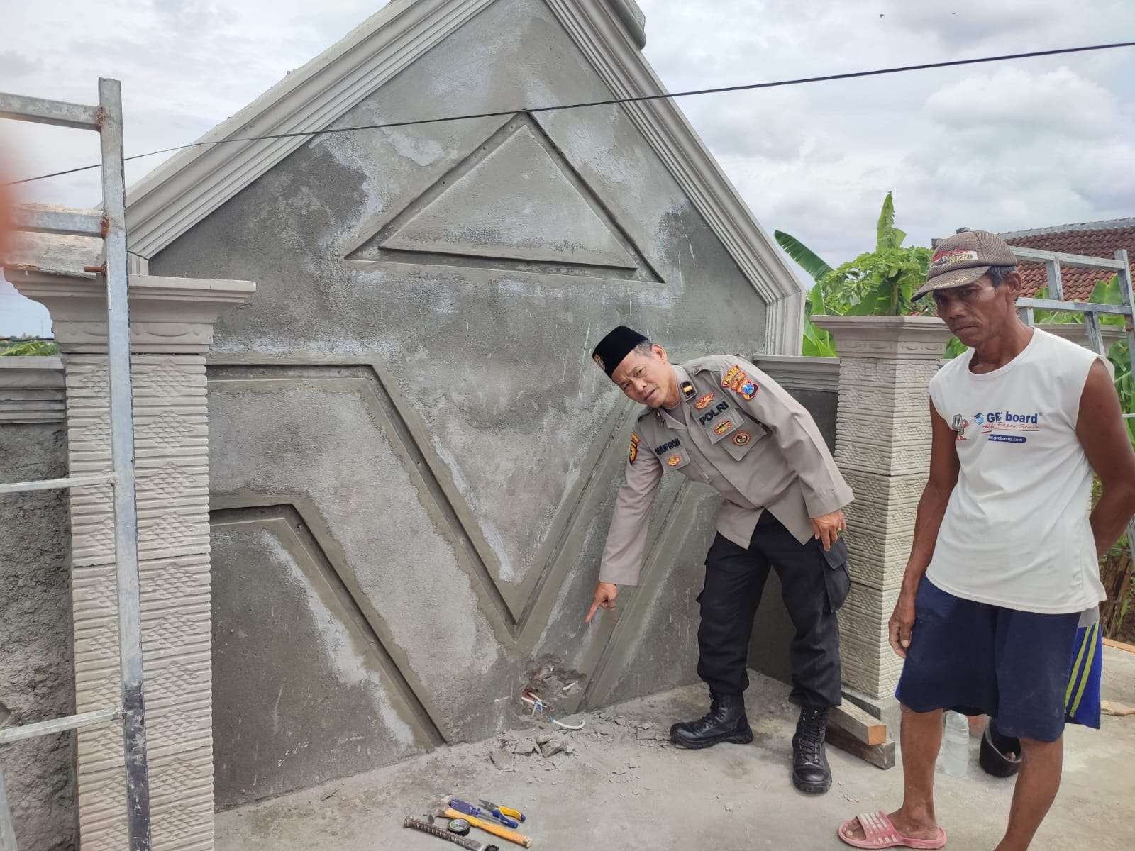 Anggota Polsek Tikung sedang memeriksa tempat kejadian perkara, di mana pekerja bangunan di Lamongan tewas tersengat listrik. (Foto: Dokumen Polsek Tikung)