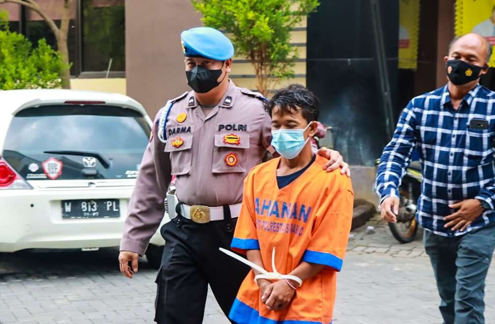 Tersangka bapak tiri cabul saat ditangkap di Polresta Sidoarjo (foto : Aini/Ngopibareng.id)