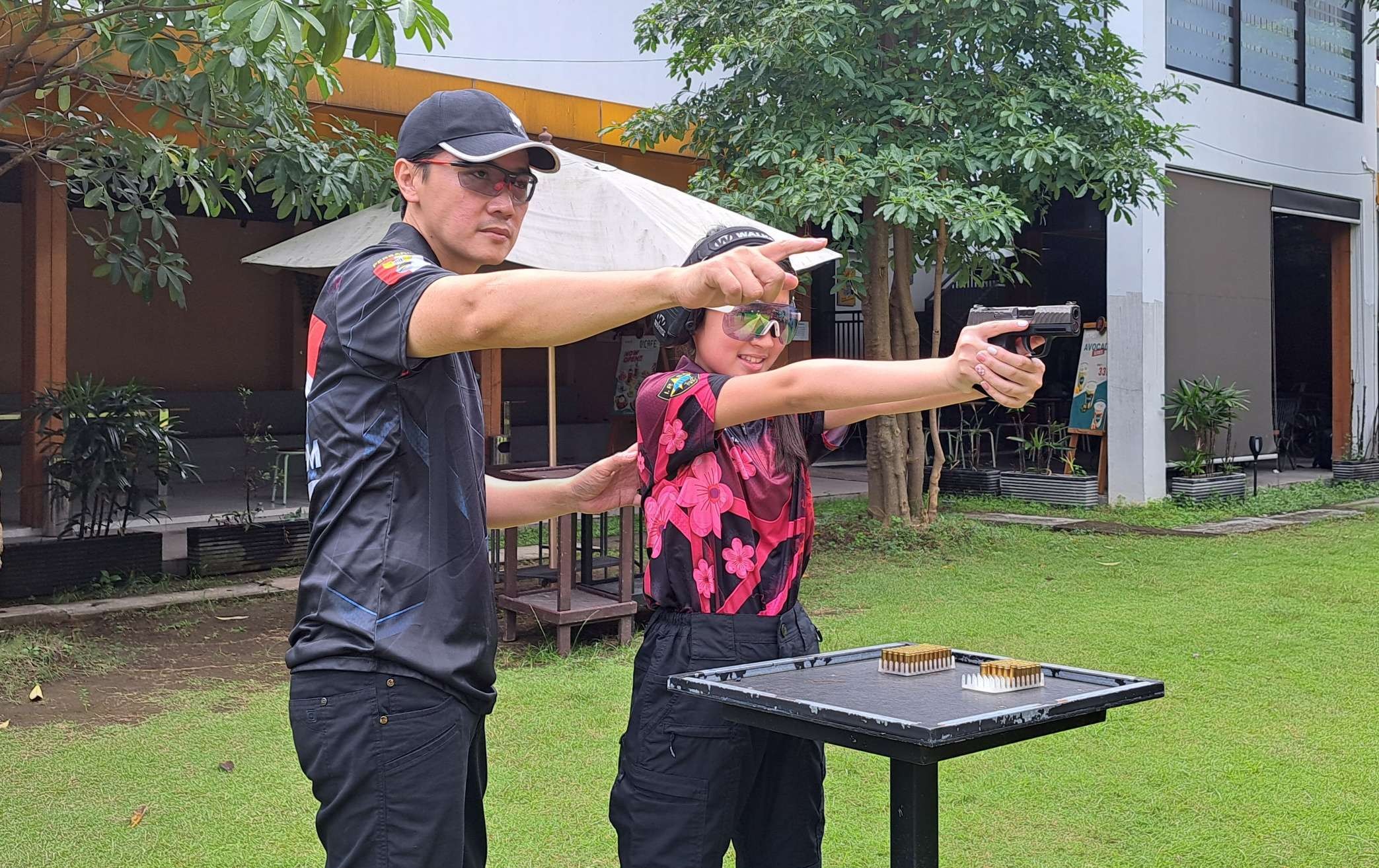 Karina Aliya Afandi bersama sang ayah, Leo Christian Afandi saat berlatih tembak di lapangan tembak Polda Jatim. (Foto: Pita Sari/Ngopibareng.id)