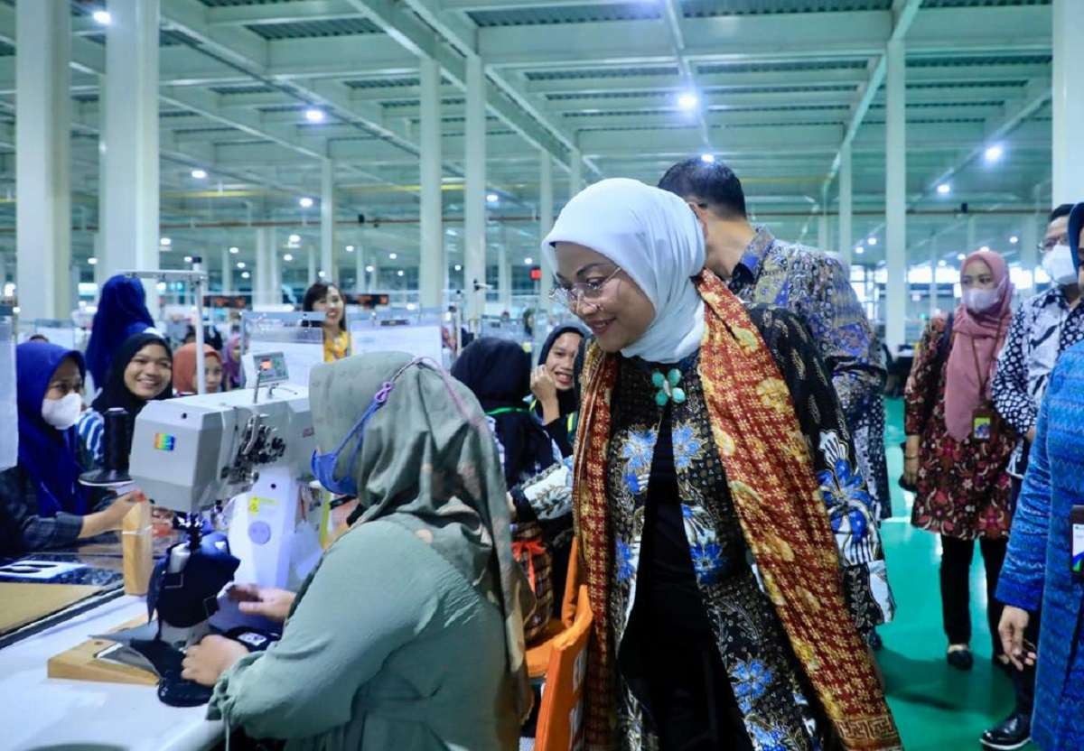 Menteri Tenaga Kerja Ida Fauziah dalam sebuah kunjungan pabrik di Salatiga, Jawa Tengah. (Foto: dok. Kemenaker)