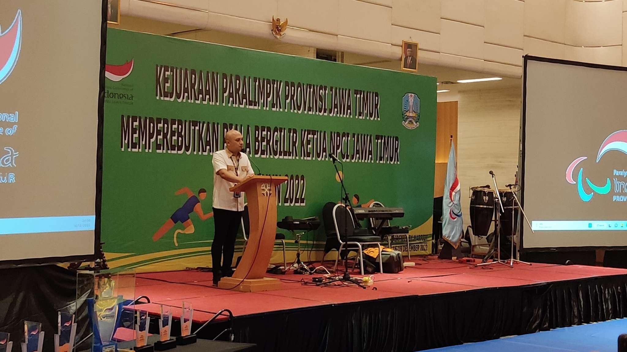 Kadispora Jatim, Pulung Chausar saat membuka Kejurprov Paralimpik Jatim 2022 di Surabaya, Jumat 16 Desember 2022 malam. (Foto: Fariz Yarbo/Ngopibareng.id)