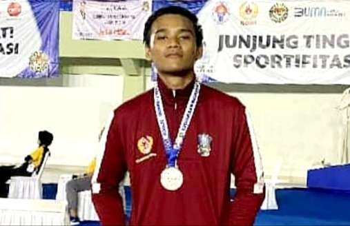 Taekwondoin Bondowoso, Dimas Putra Wicaksono meraih perak untuk Jatim dalam Kejurnas Tarkwondo 2022 di Tangerang, Banten.(foto:TI Bondowoso)