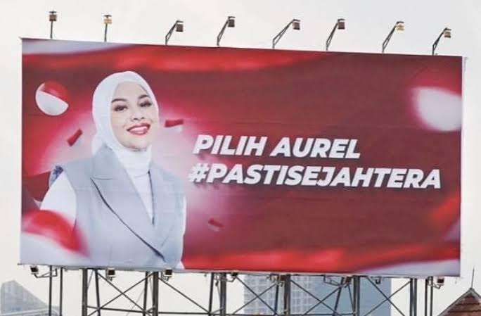 Baliho bergambar Aurel Hermansyah diduga kampanye politik. Tapi netizen menduga hanya strategi marketing. (Foto: Instagram)