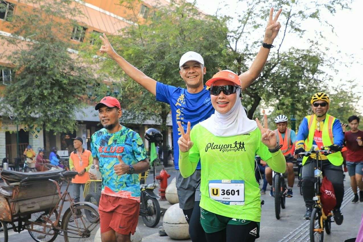 Gubernur Jawa Tengah Ganjar Pranowo dan Istrinya Siti Atikoh dalam UGM Ultra 73K Charity Run. (Foto: Istimewa)
