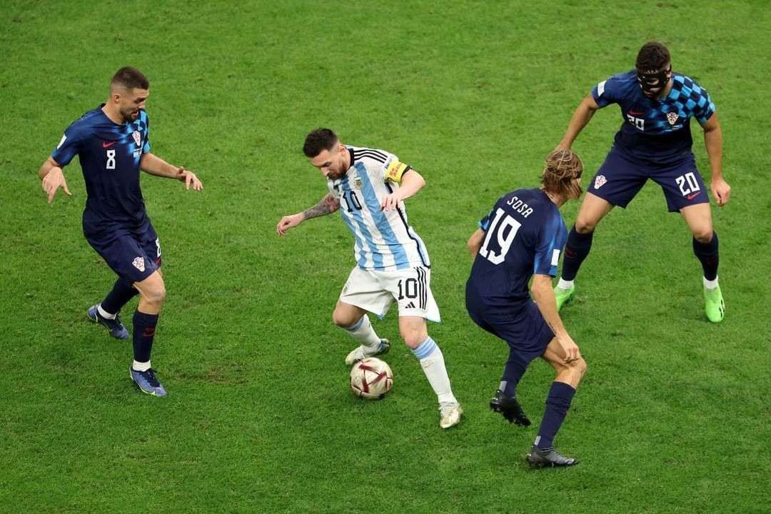 Pemain Argentina, Lionel Messi saat melewati tiga pemain Kroasia di babak semifinal Piala Dunia 2022. Argentina vs Prancis di babak final. (Foto: Instagram @afaseleccion)