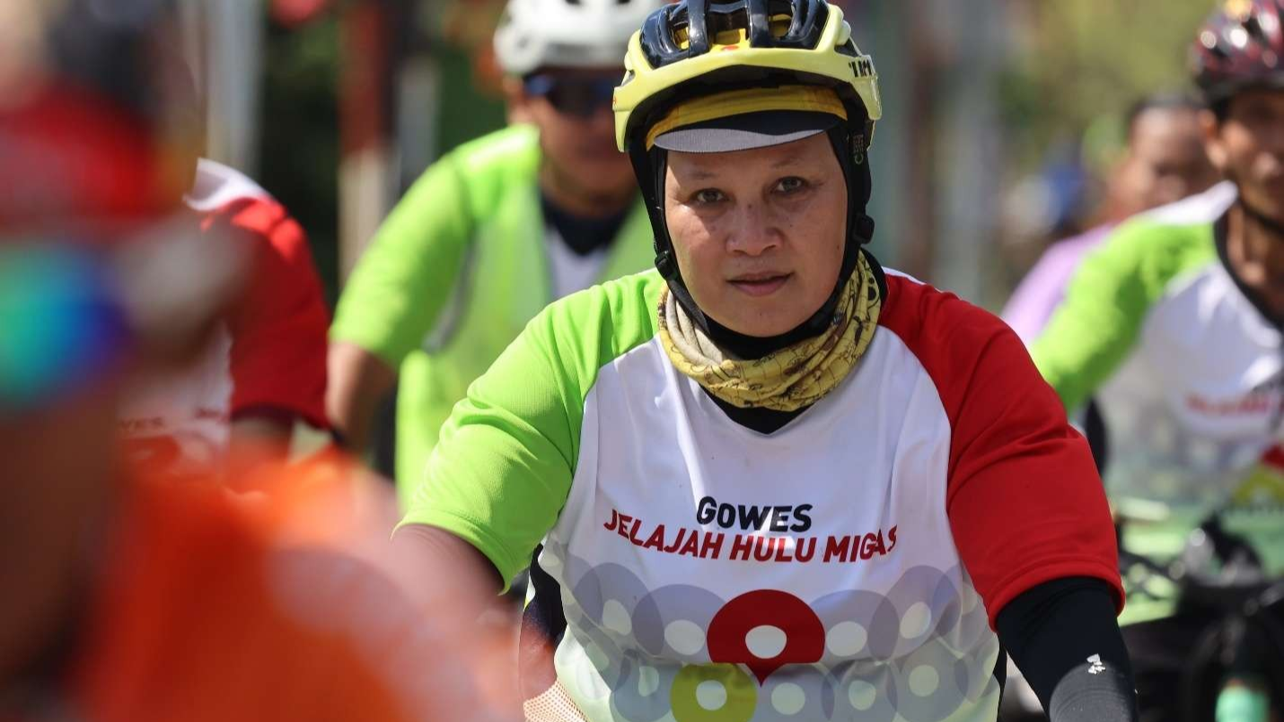 Sekretaris SKK Migas Shinta Damayanti bersepeda di acara Gowes Jelajah Hulu Migas yang diikuti 286 peserta di Bojonegoro, Minggu 18 Desember 2022 (Foto: Humas SKK Migas)