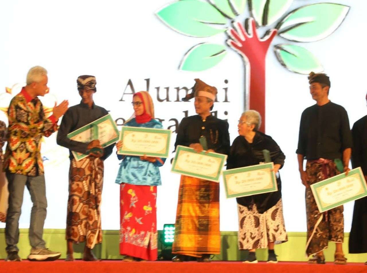 Gubernur Jawa Tengah Ganjar Pranowo memberikan sambutan sekaligus menyerahkan penghargaan Alumni Mengabdi Award 2022 UGM. (Foto: Istimewa)