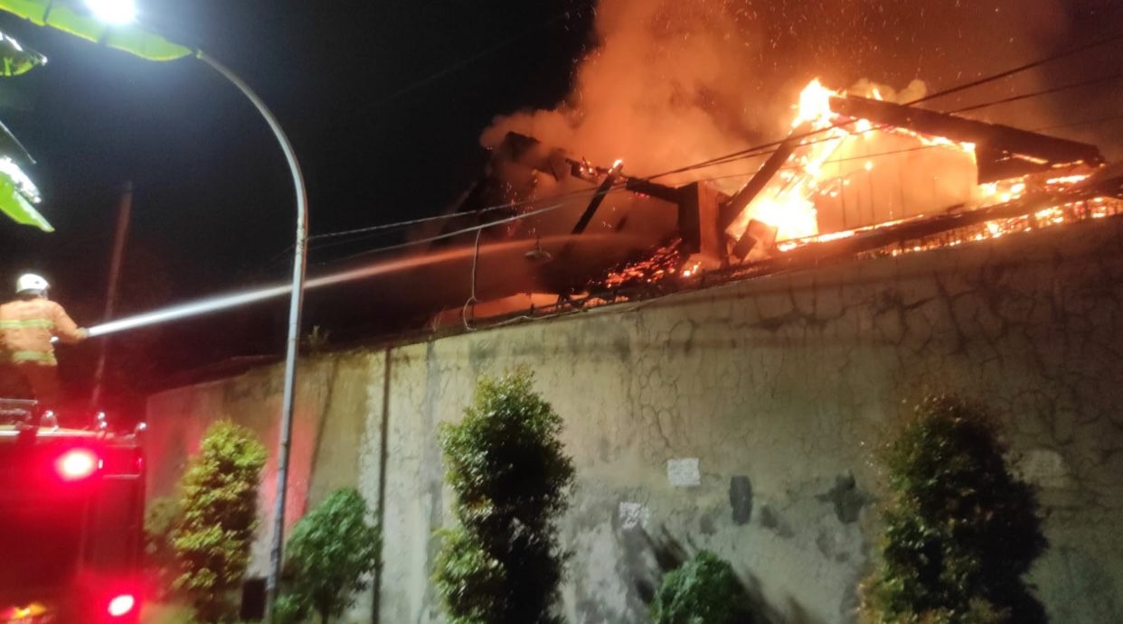 Pelaku pembakar gedung rehabilitasi narkoba di Jalan Raya Semampir ingin melarikan diri (Foto: dok. Command Center)