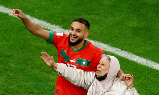 Pemain Timnas Maroko sedang merayakan kemenangan bersama ibunya di Piala Dunia Qatar. (Foto: Gulfnews)