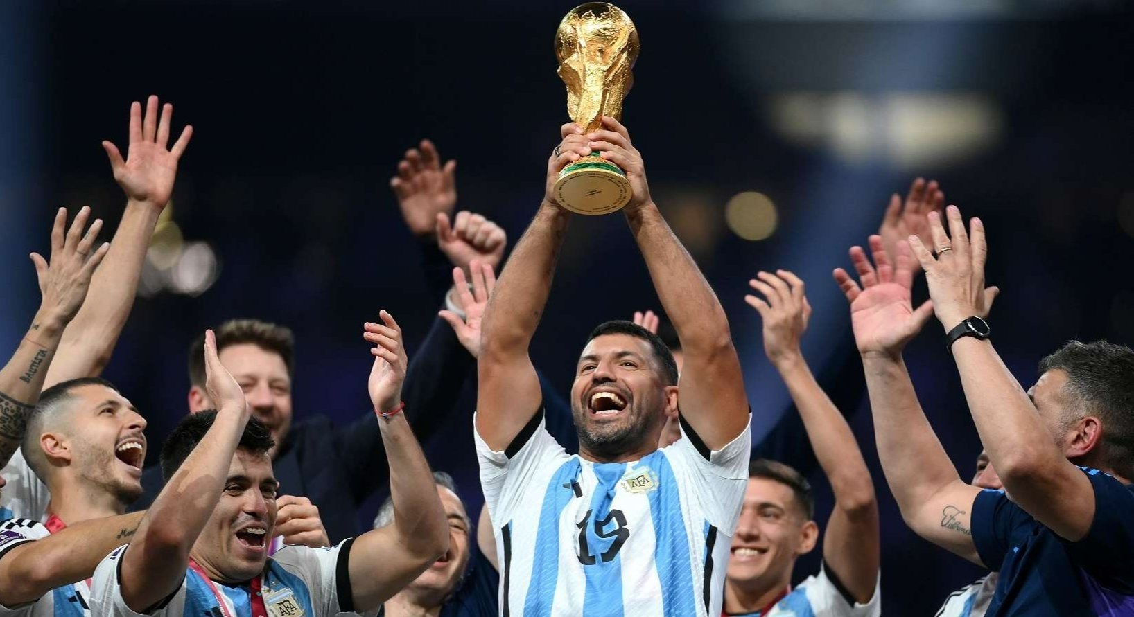 Kun Aguero didapuk menjadi bintang kehormatan Argentina saat selebrasi juara. (Foto: Twitter/@Argentina)