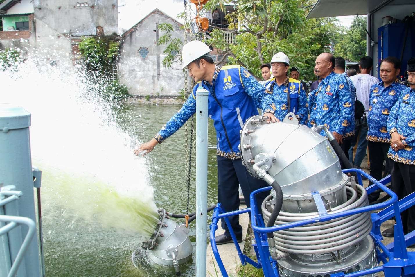 Bupati Lamongan, Yuhronur Efendi meninjau uji coba pompa mobile di Babat. (Foto: Dokumentasi Dinas Kominfo Lamongan)