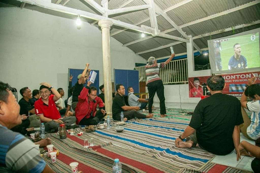 Serunya nobar sambil jaring aspirasi warga ala Ketua DPRD Surabaya, Adi Sutarwijono. (Foto: dok Pribadi)