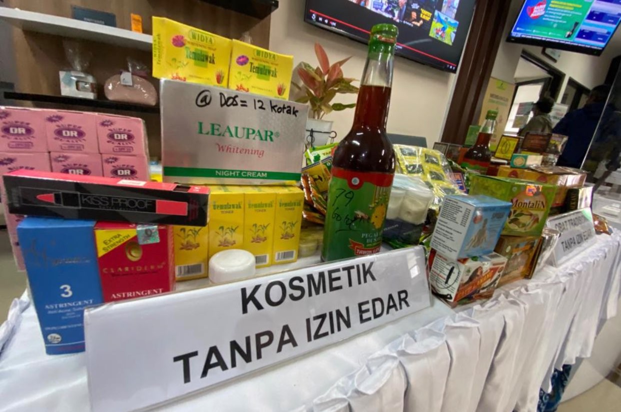 Balai Besar Pengawasan Obat dan Makanan (BBPOM) Surabaya mengingatkan masyarakat agar teliti memilih produk kosmetik hingga obat. (Foto: Andhi Dwi/Ngopibareng.id)