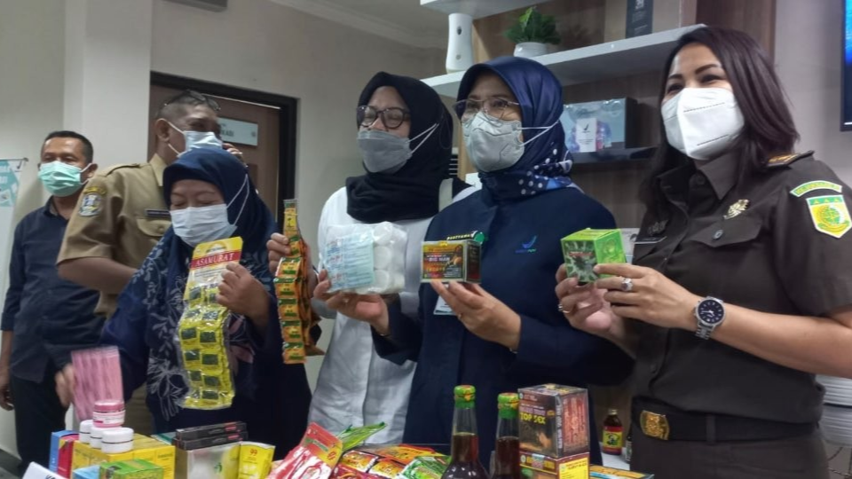 BBPOM Surabaya musnahkan barang bukti produk ilegal. (Foto: Andhi Dwi/Ngopibareng.id)