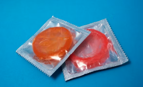 Prancis akan membagikan kondom gratis pada penduduknya dengan usia di bawah 25 tahun. Kondom bisa diambil di berbagai toko obat per tahun depan. (Foto: unsplash)