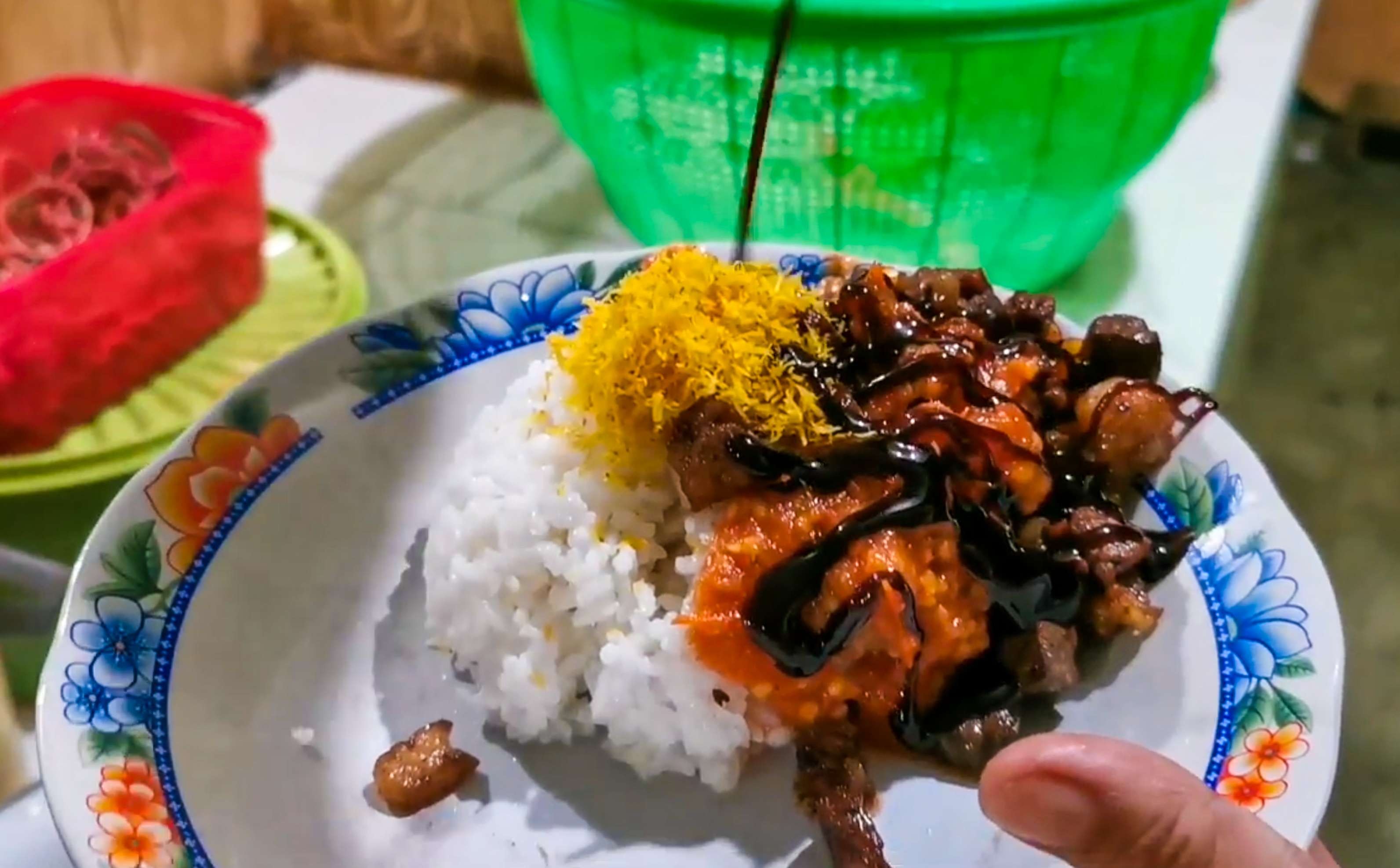 Nasi batuar, krengsengan daging, kuliner malam di Sidoarjo yang patut dicicipi. (Foto: Aini/Ngopibareng.id)