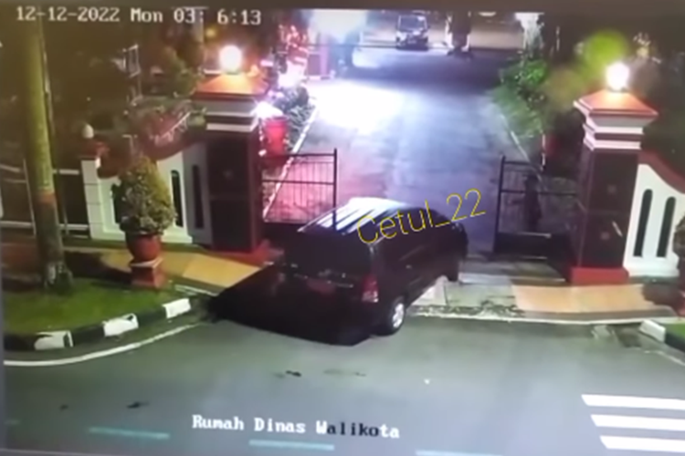 Tangkapan layar unggahan video rekaman kamera pengawas atau CCTV yang menunjukkan detik-detik mobil hitam berpelat merah diduga milik kawanan perampok rumah dinas Walikota Blitar. (Foto: Instagram @cetul_22)