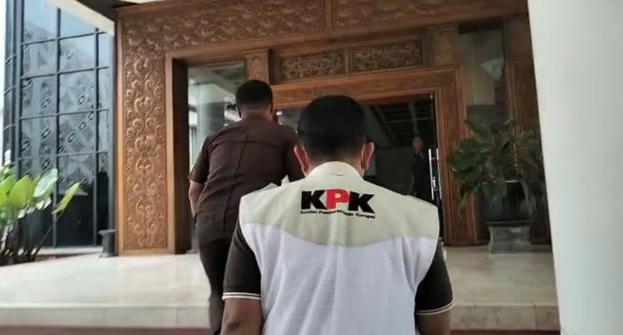 Petugas KPK saat memasuki Gedung DPRD Jatim. (Foto: Tangkapan layar)