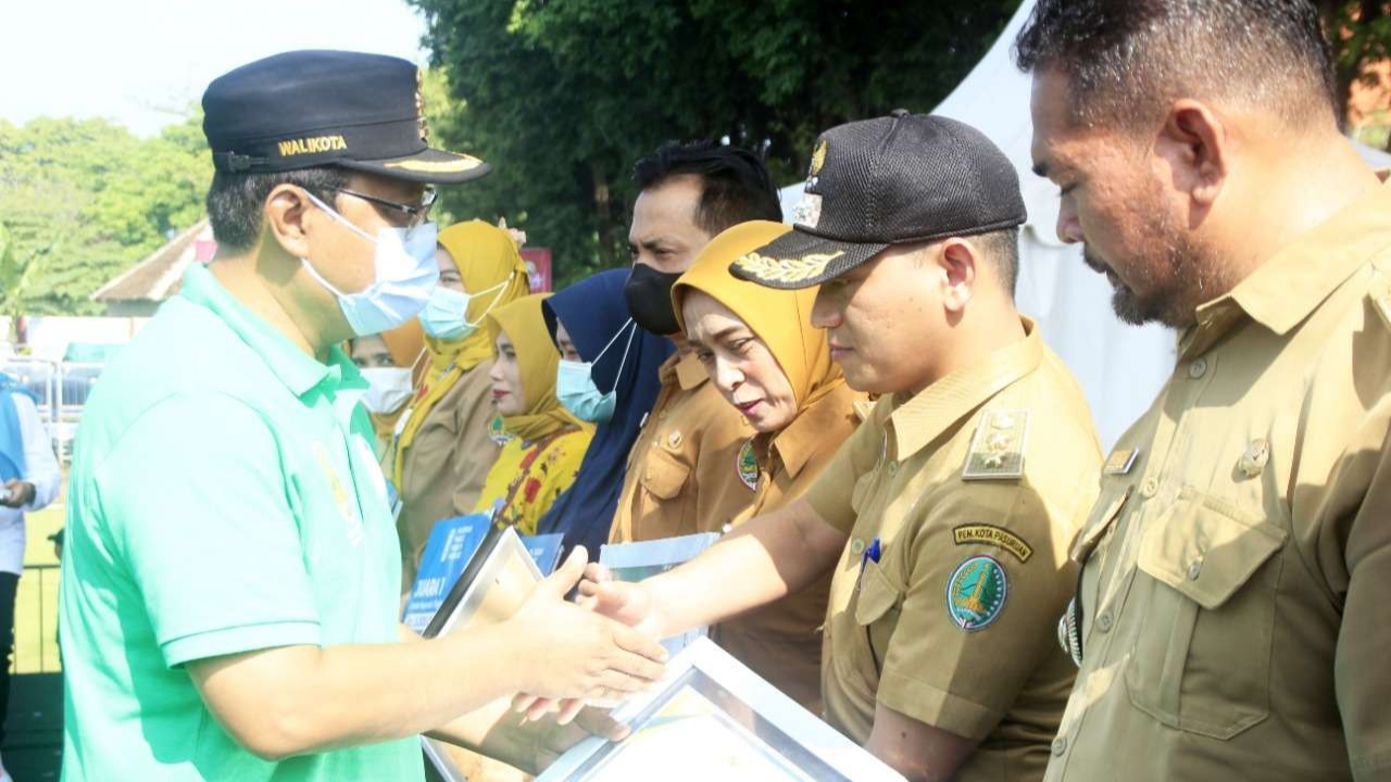 Walikota Pasuruan memberikan penghargaan kepada pegawainya. (Foto: Humas Pemkot Pasuruan)
