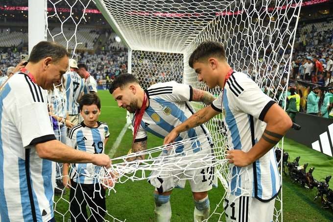 Para pemain timnas Argentina Potong jaring gawang Piala Dunia 2022 Qatar jadi suvenir. (Foto: FIFA)