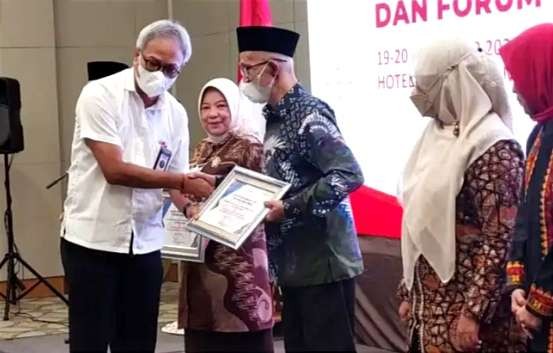 Bupati Bondowoso Salwa Arifin menerima penghargaan dari Kepala BKKBN RI, Hasto Wardoyo di Tangerang Banten, Senin 19 Desember 2022. (Foto: Dinsos P3akb Bondowoso)