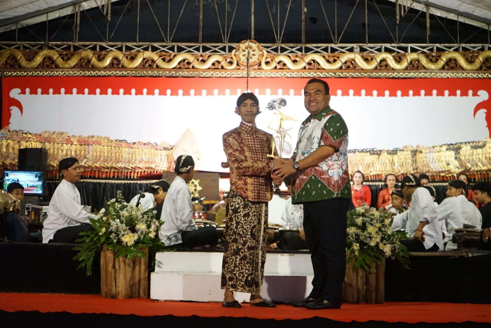 Bupati Blora Arief Rohmah bersama Ki Sigid Ariyanto saat acara tasyakuran dalam Hari Jadi Blora, di Cepu (Foto: Humad Pemkab Blora)