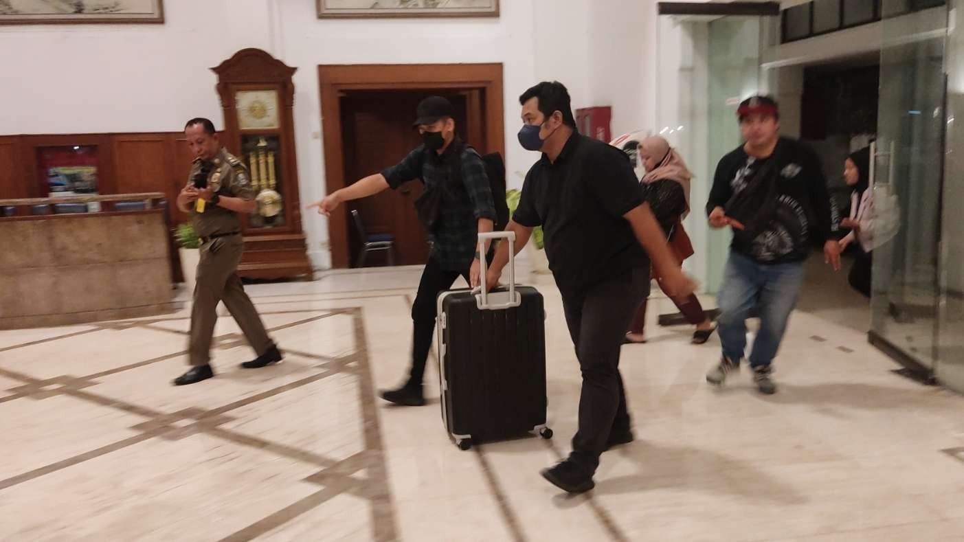 Petugas KPK membawa koper yang berisi barang bukti dari Kantor Gubernur Jatim, Surabaya, Rabu 21 Desember 2022. (Foto: Fariz Yarbo/Ngopibareng.id)