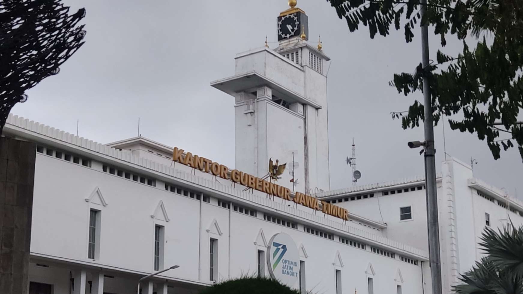 Kantor Gubernur Jatim digeledah penyidik KPK, Rabu 21 Desember 2022. (Foto: Fariz Yarbo/Ngopibareng.id)