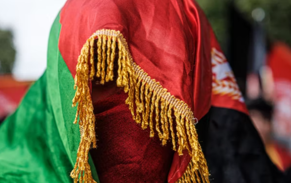Perempuan menggunakan kerudung bendera Afghanistan. (Foto: Unsplash)