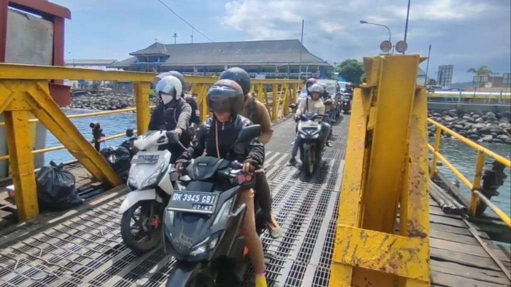 Sejumlah kendaraan roda dua hendak menyeberang ke Bali melalui pelabuhan Ketapang, Banyuwangi, Jawa Timur. (Foto: Muh Hujaini/Ngopibareng.id)