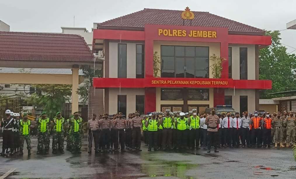 Apel gelar pasukan pengamanan Natal dan Tahun Baru di Polres Jember (Foto: Rusdi/Ngopibareng.id)