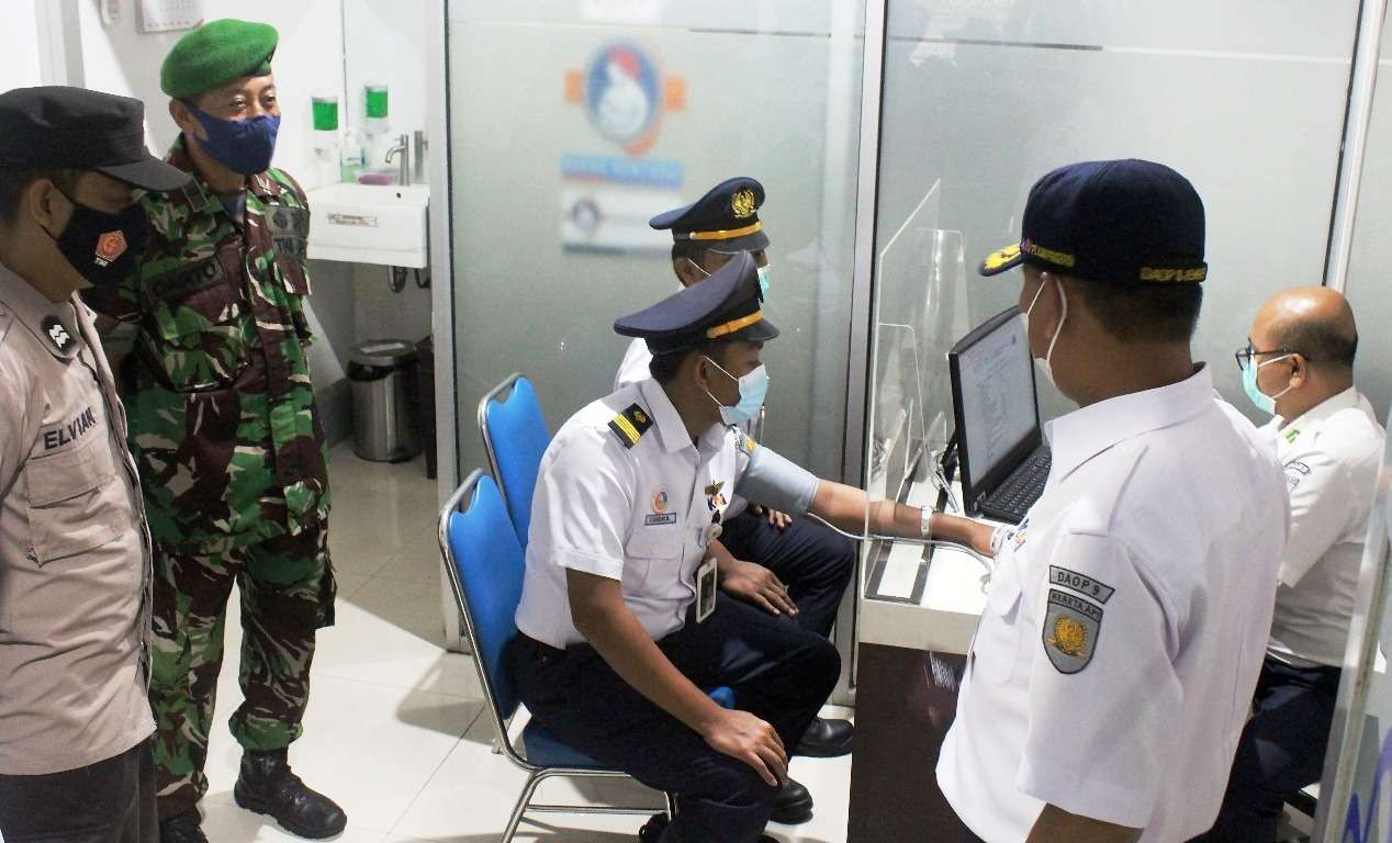 Petugas PT KAI memastikan kesiapan pelayanan angkutan Nataru (foto: istimewa)