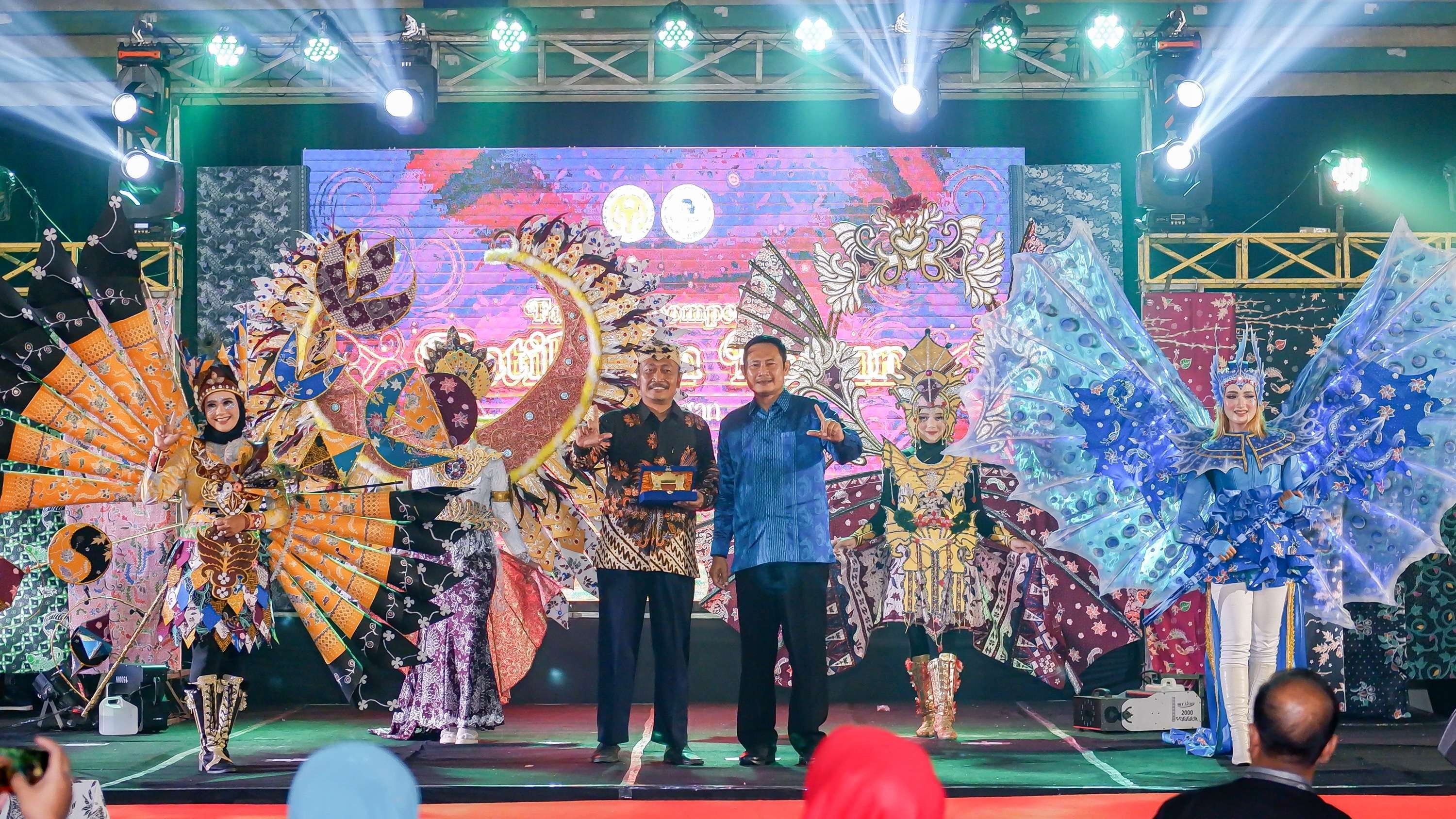 Bupati Lamongan Yuhronur Efendi saat membuka Fashion Competition Batik dan Tenun Lamongan (Foto: Dokumen Dinas Kominfo Lamongan)