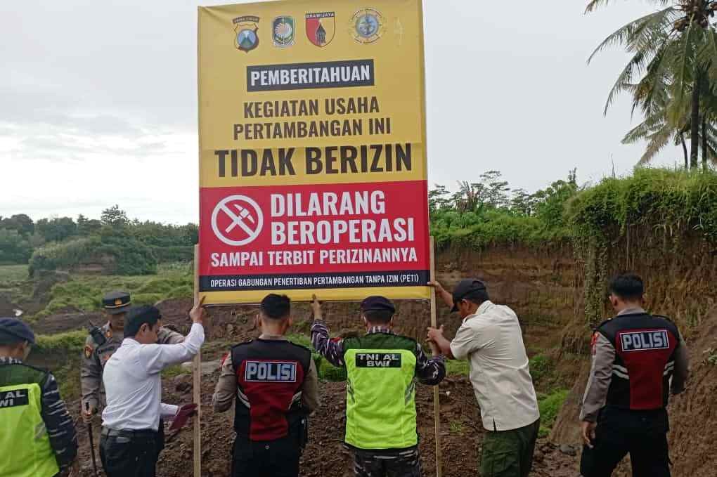 Petugas memasang tanda penutupan tambang pasir dan batu yang tak berizin (foto: Istimewa)