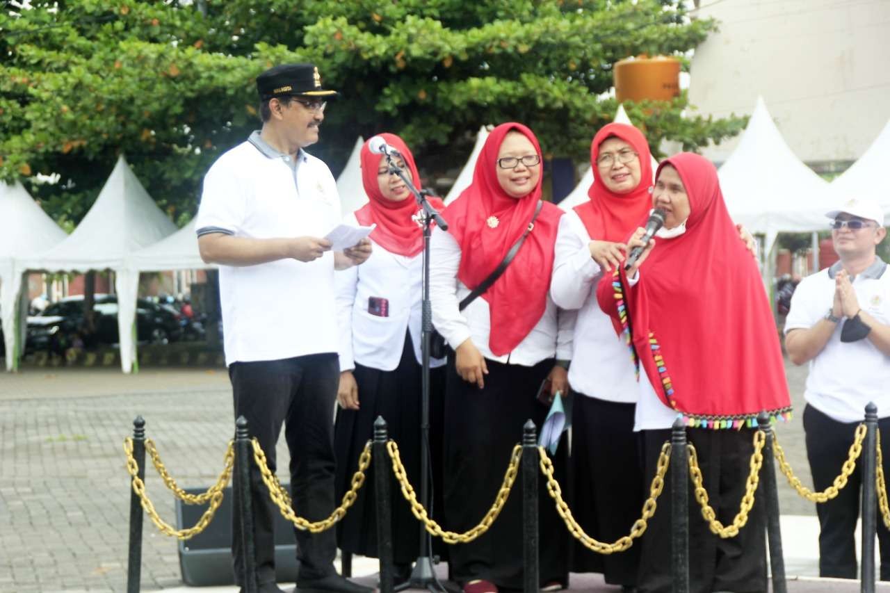 Walikota Pasuruan saat berbincang dengan para guru dalam apel peringatan HUT PGRI. (Foto: Humas Pemkot Pasuruan)