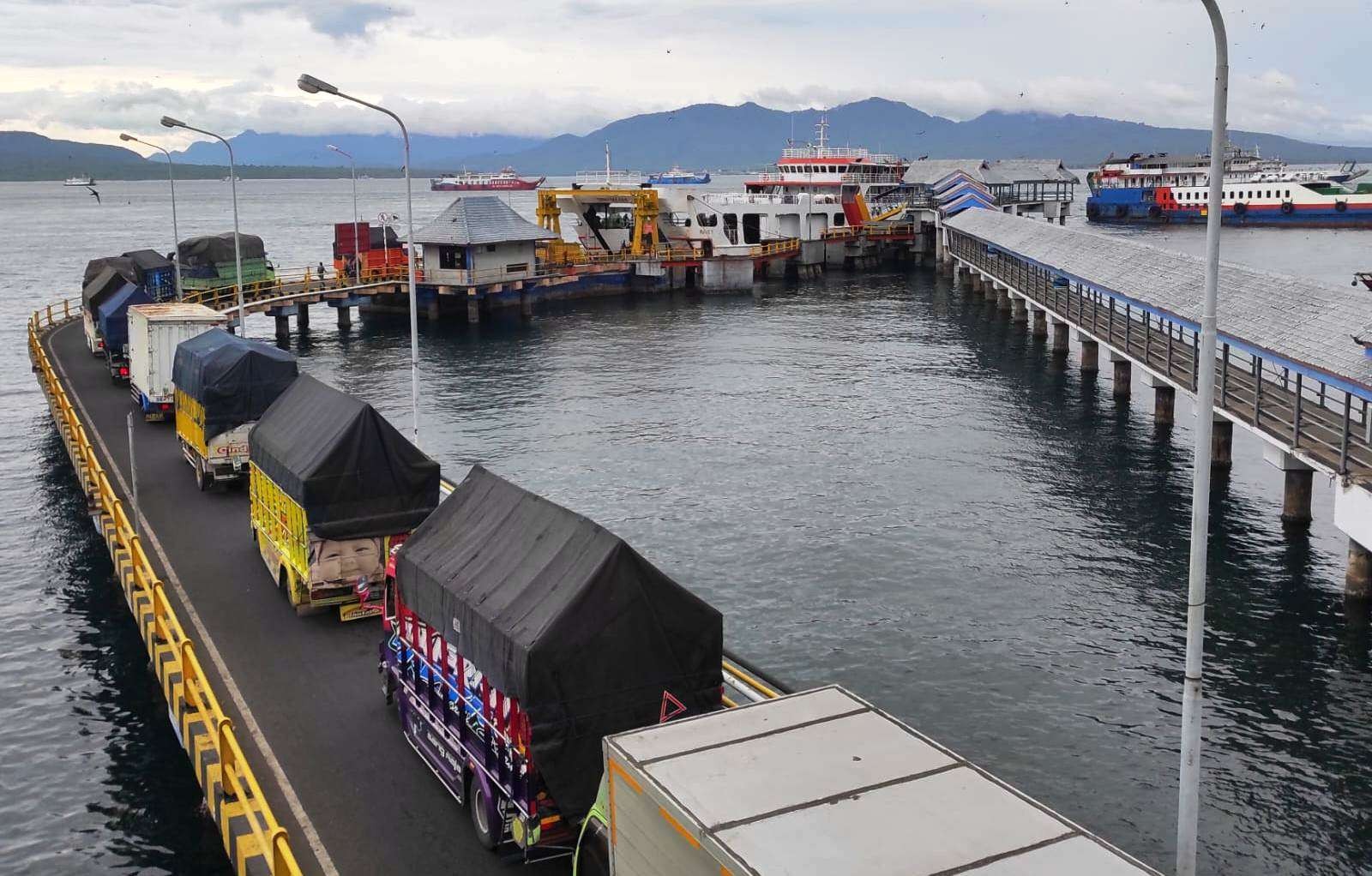 Sejumlah kendaraan antre masuk ke atas kapal penyeberangan di Pelabuhan Ketapang (foto: istimewa)