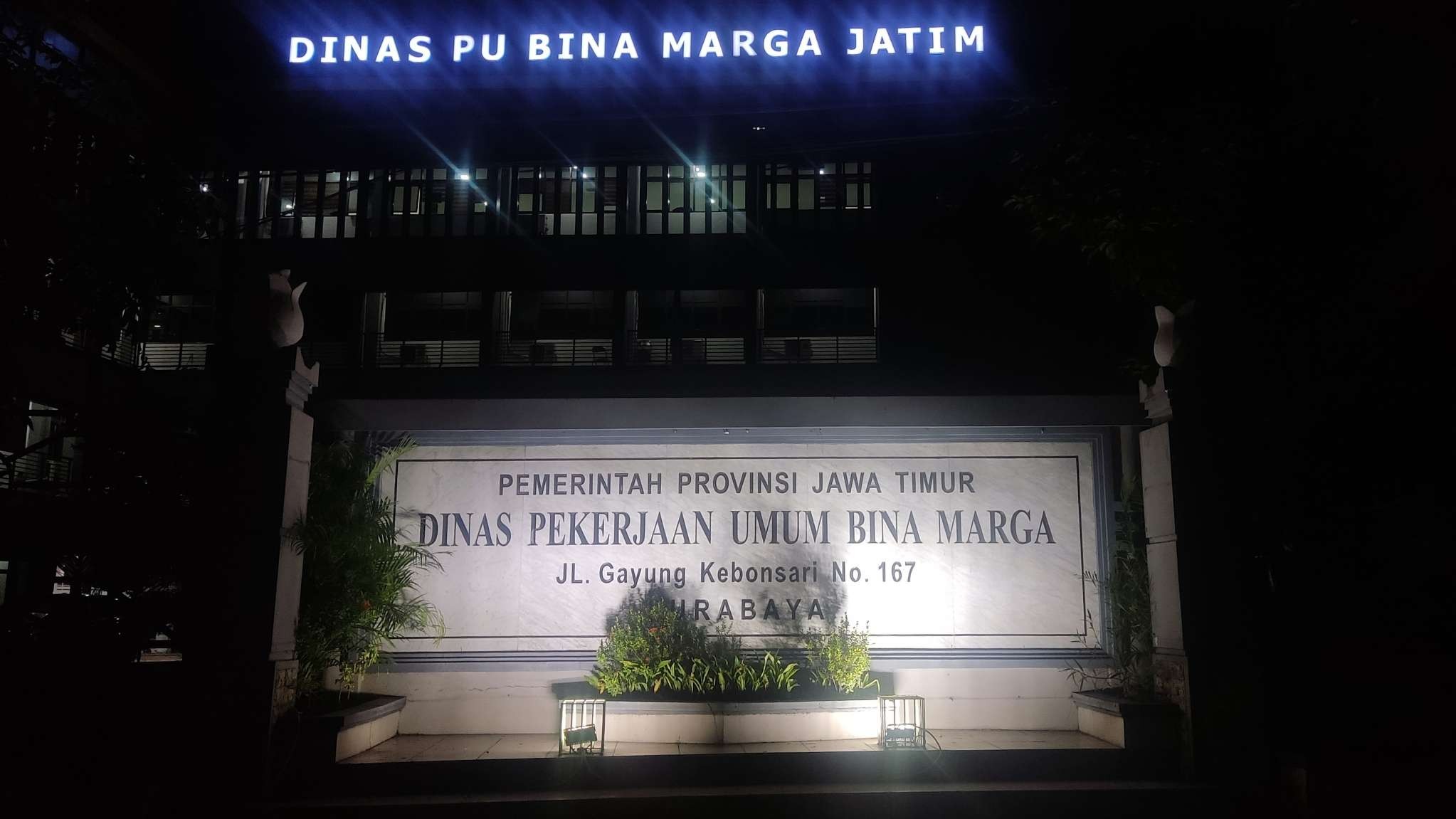 Kantor Dinas PU Bina Marga Jatim yang ikut digeledah KPK, Kamis 22 Desember 2022. (Foto: Fariz Yarbo/Ngopibareng.id)