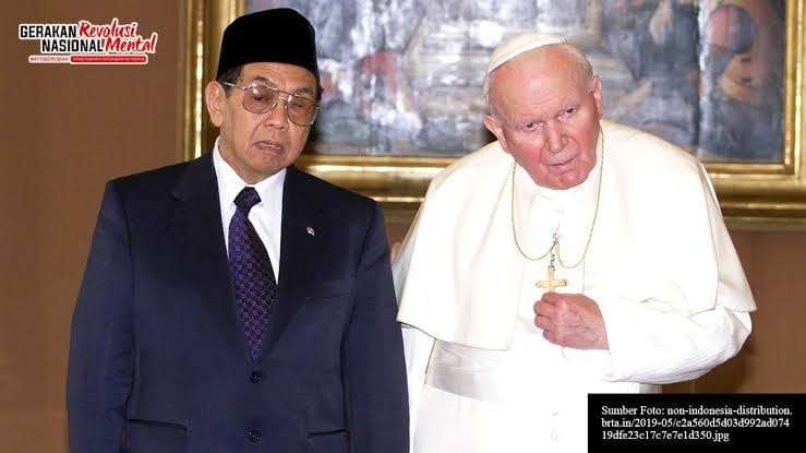 KH Abdurrahman Wahid (Gus Dur) dan Paus Johanes Paulus II. (Foto: gusdurian)