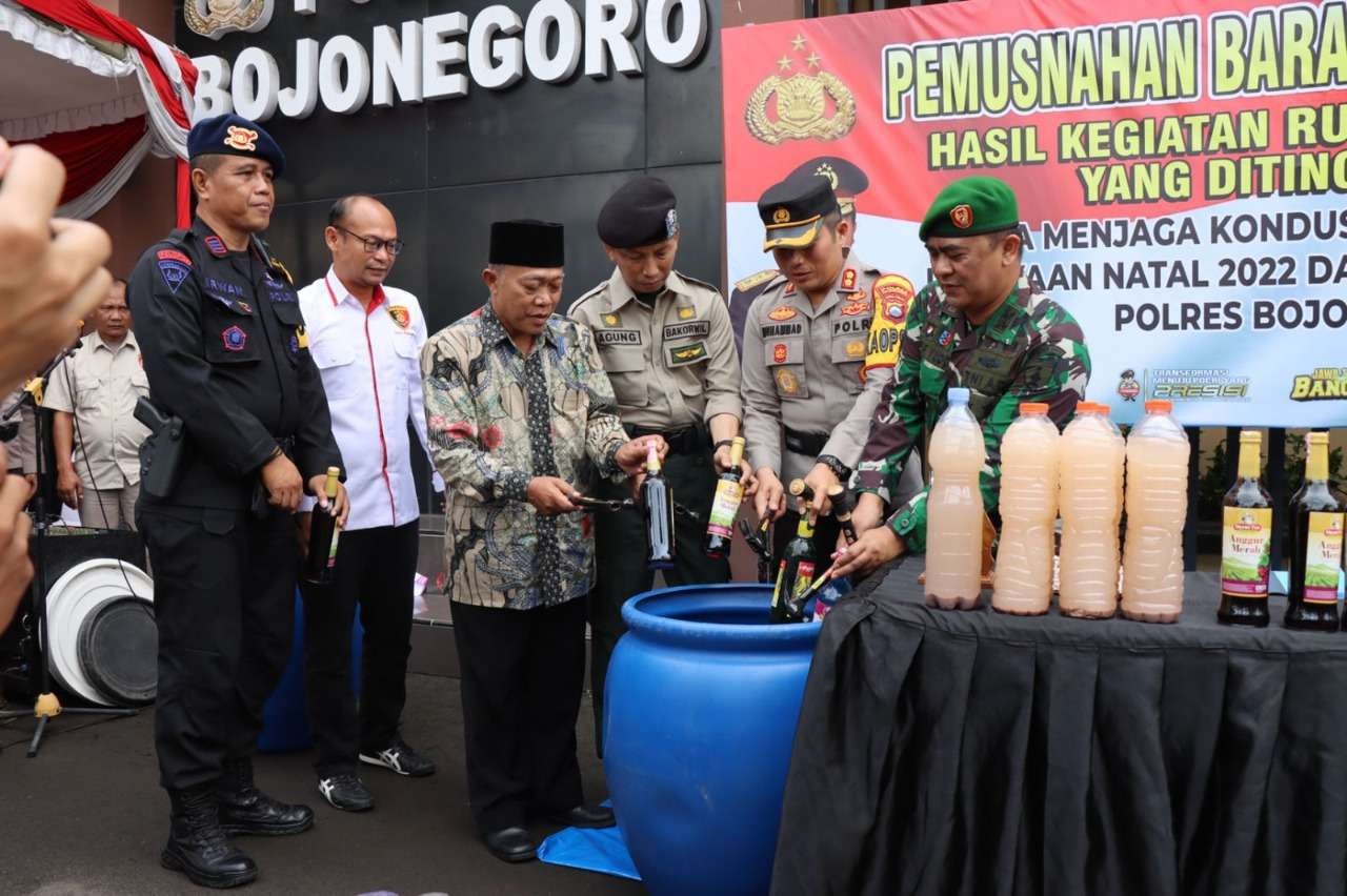 Kapolres Bojonegoro AKBP Muhammad, Ketua MUI KH Alamul Huda dan  sejumlah pejabat penting hadir saksikan pemusnahan ribuan botol miras pada Kamis 22 Desember 2022. (Foto: dok Polres Bojonegoro)