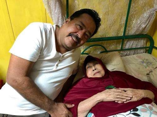 Rano Karno menjenguk Mak Nyak yang terbaring sakit sebelum meninggal. (Foto: Instagram)