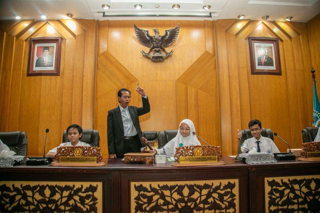 Murid SMP Al-Falah rasakan pimpin sidang dewan sehari bersama Ketua DPRD Surabaya, Adi Sutarwijono. (Foto: DPRD Surabaya untuk Ngopibareng.id)