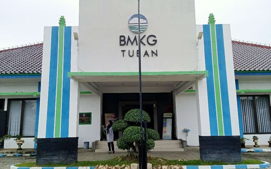 Kantor Stasiun BMKG Tuban, Jawa Timur, prediksi cuaca ekstrem saat libur Natal dan Tahun Baru atau disingkat Nataru. (Foto: Khoirul Huda/Ngopibareng.id)